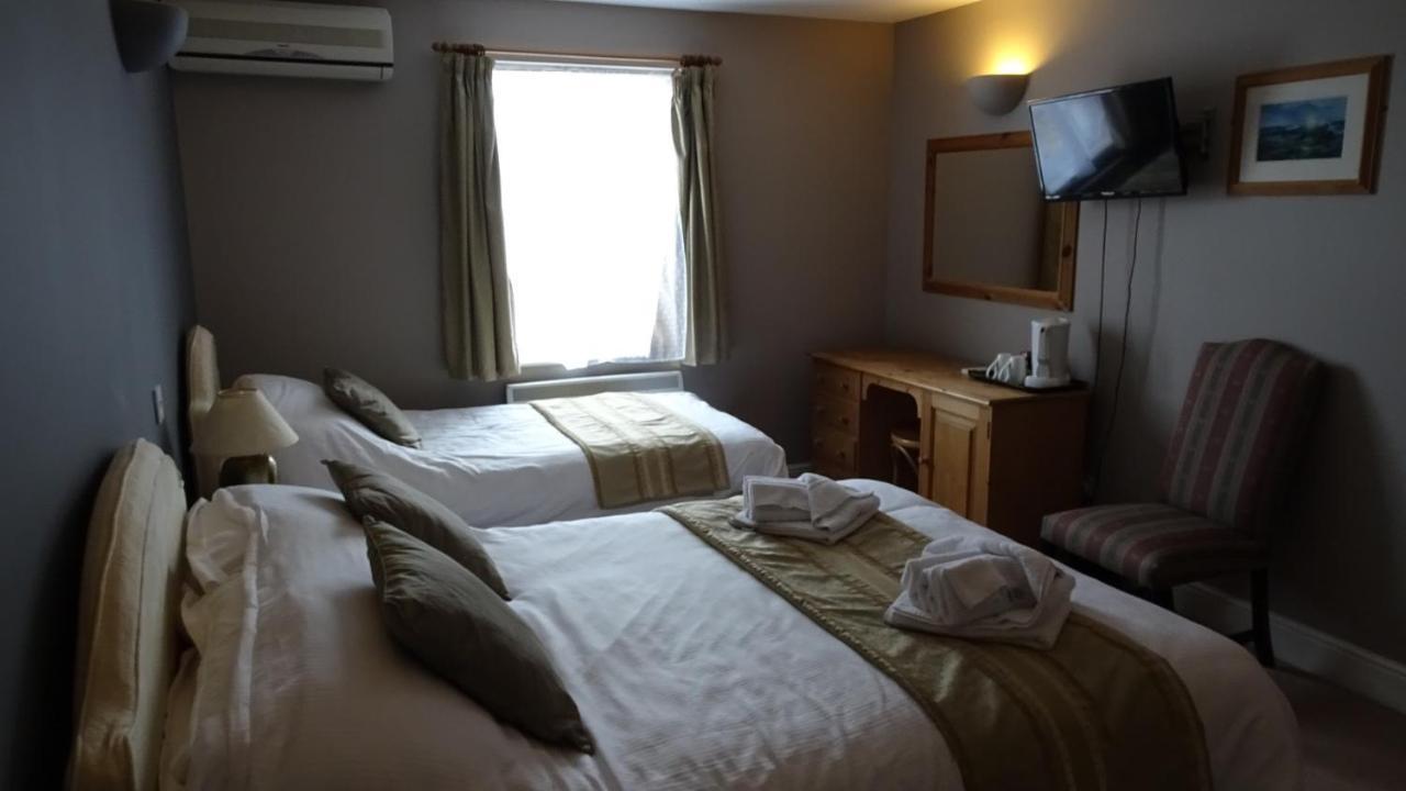 The Furze Bush Inn Newbury  Dış mekan fotoğraf